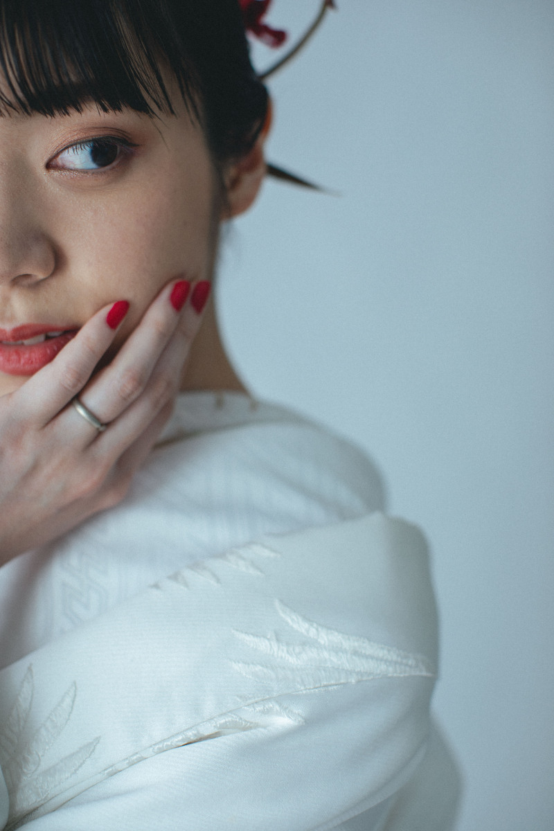 赤いネイルがよく似合っています