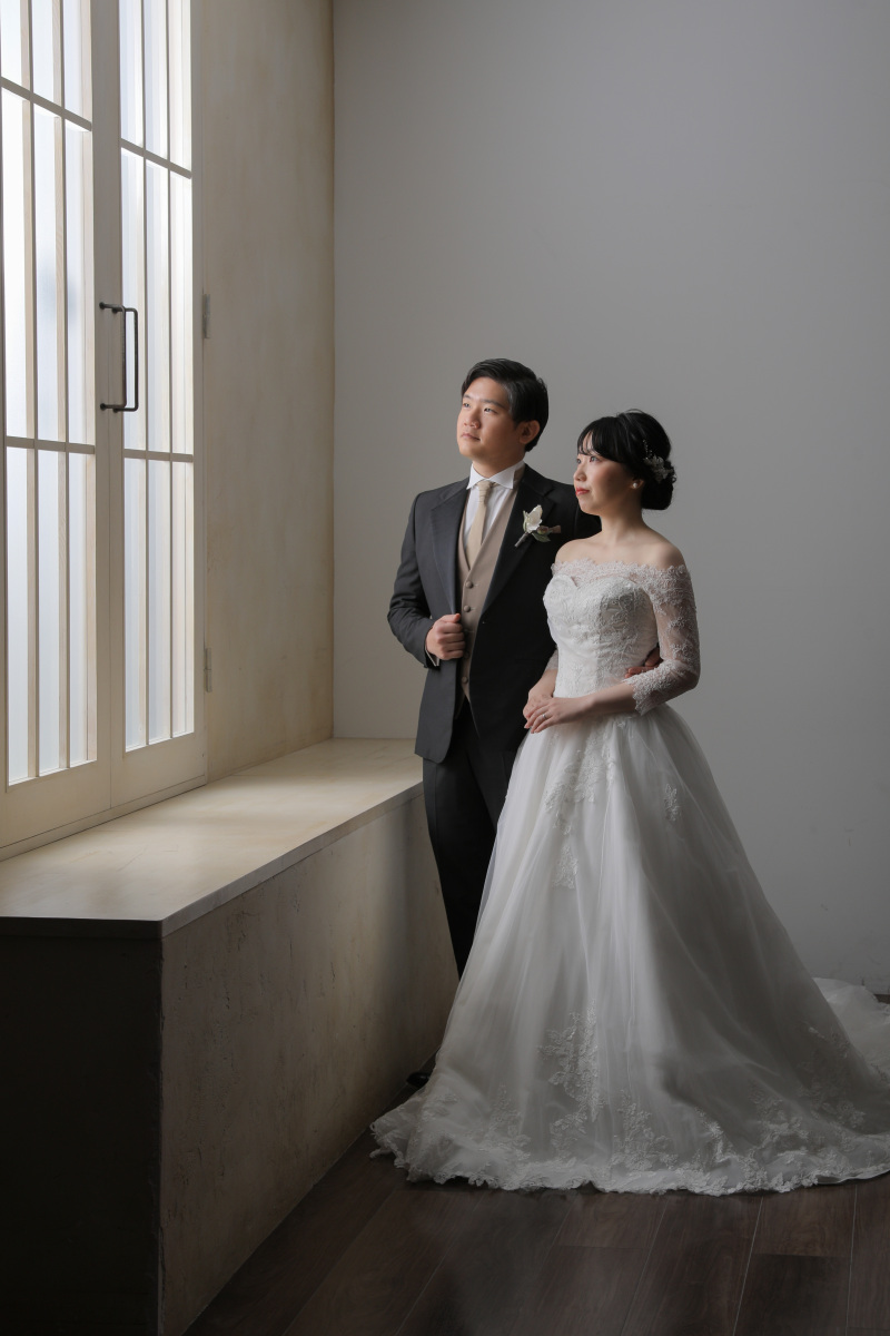 ムーディーな窓前で。