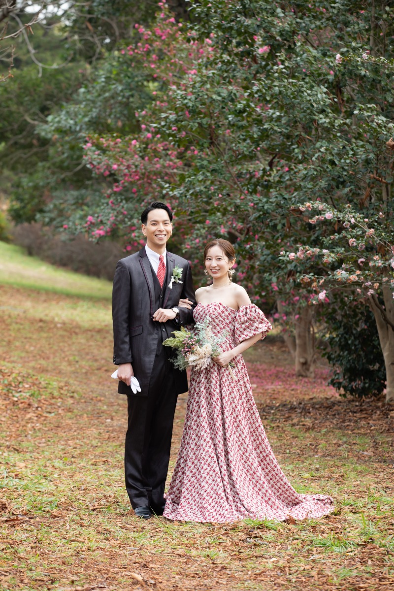 サザンカをバックに