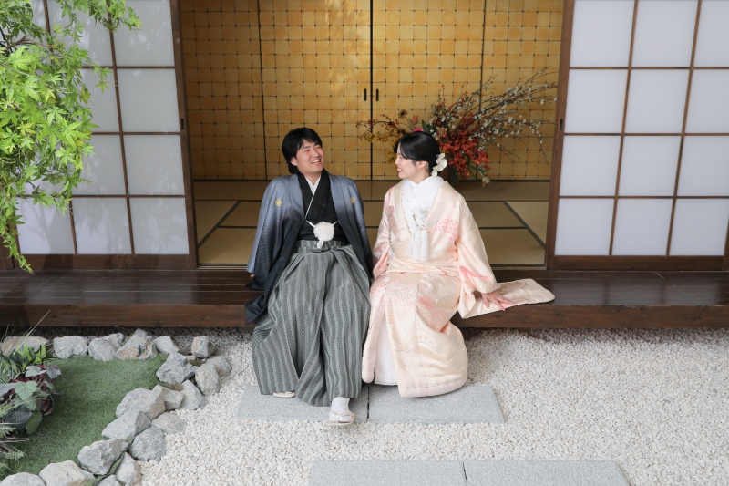 庭園を眺めながら、リラックスしたおしゃべりタイム