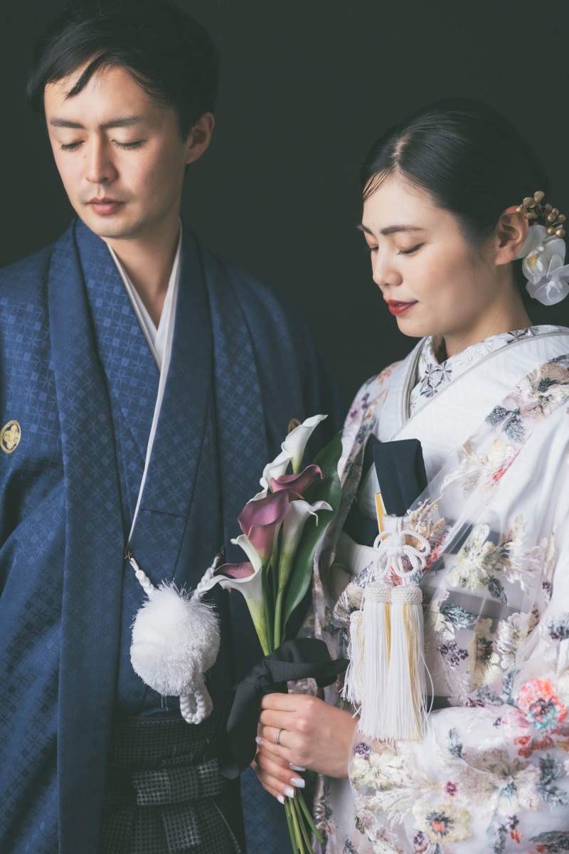 黒背景で目を引く和装のお写真を6