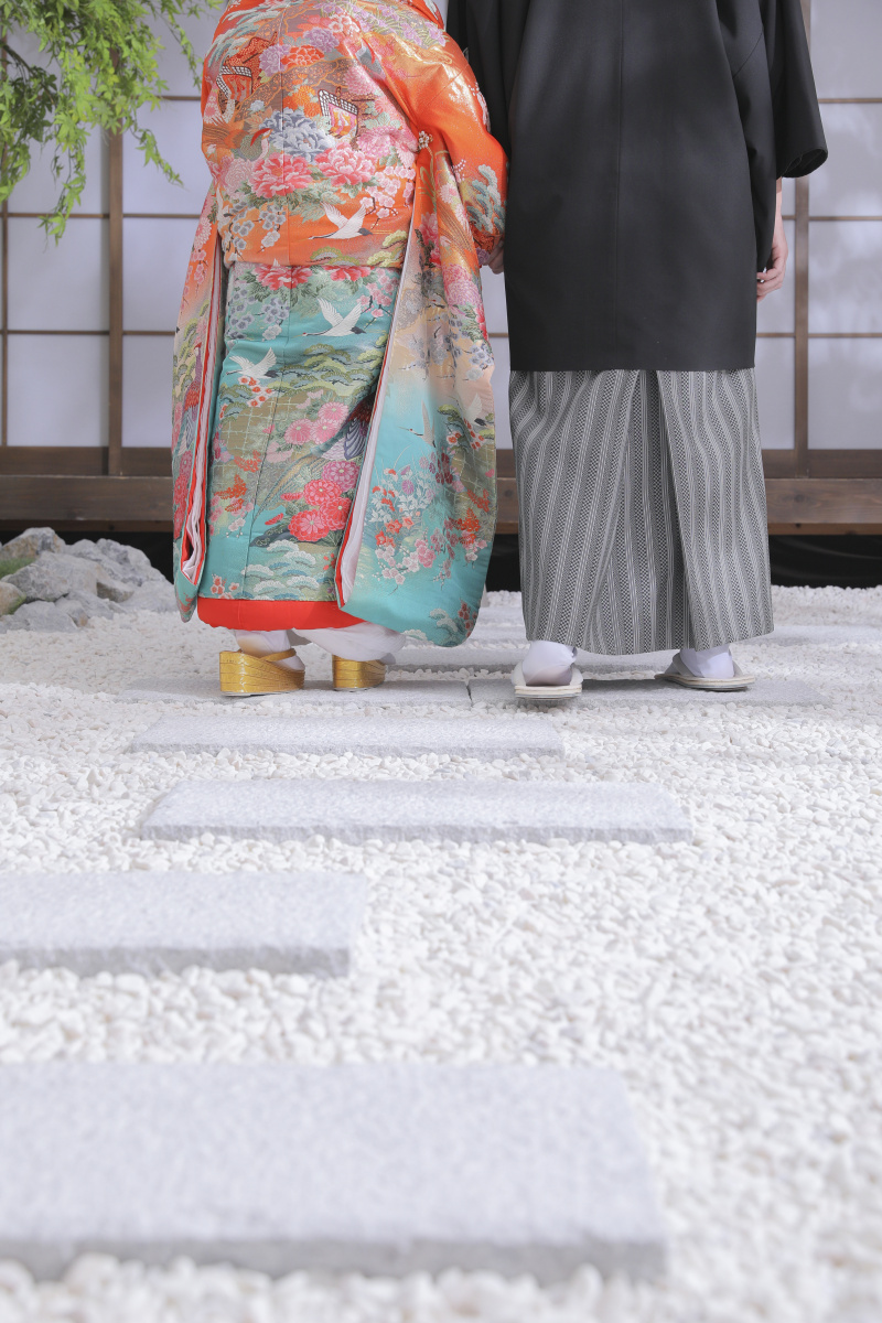 和装で屋内庭園。