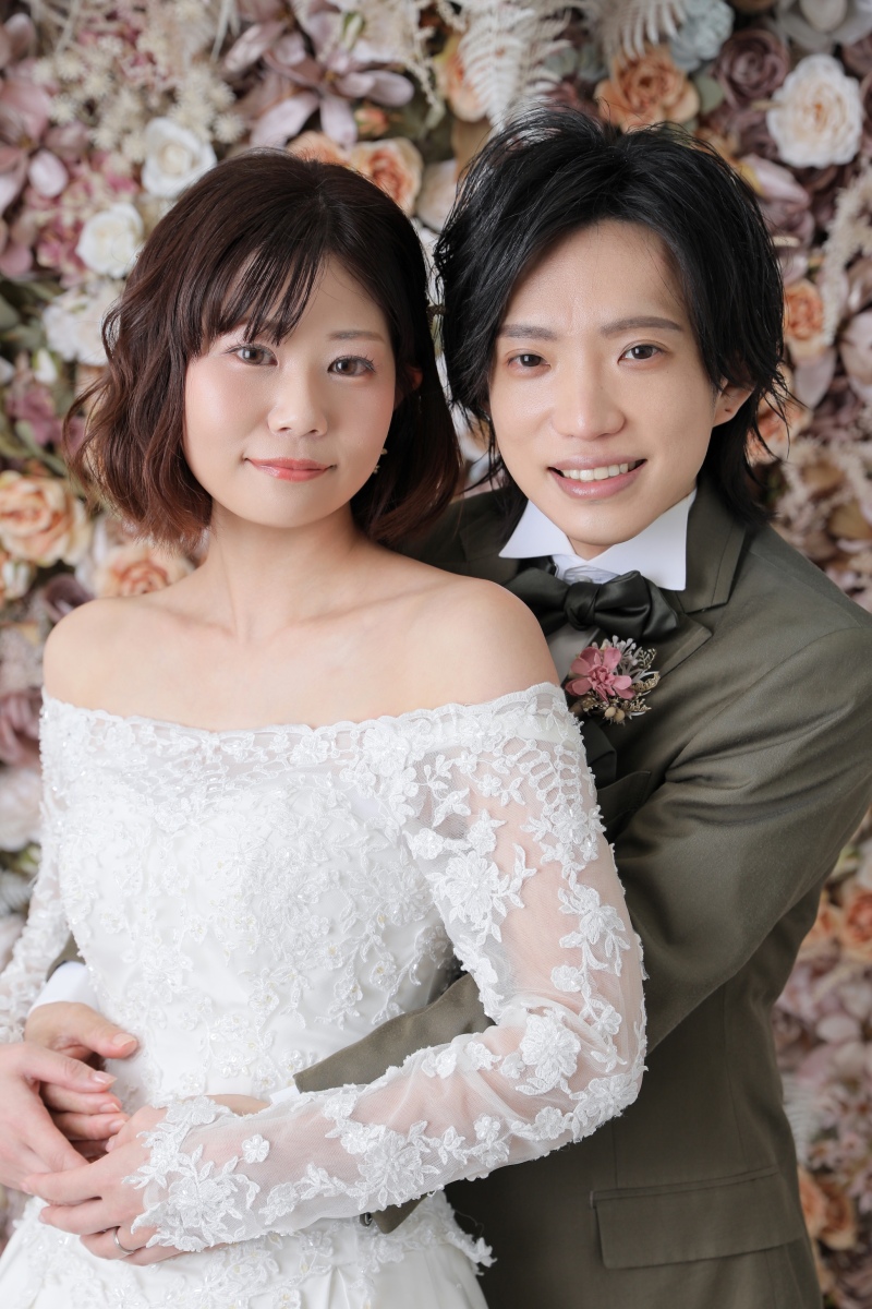温かい花々に囲まれて、寄り添い合うぬくもり