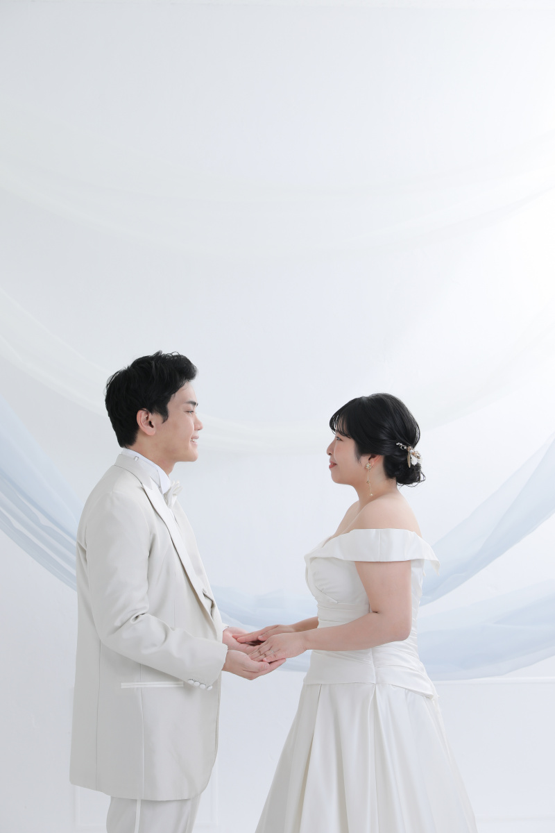 チュールカーテンの前でお手繋ぎ