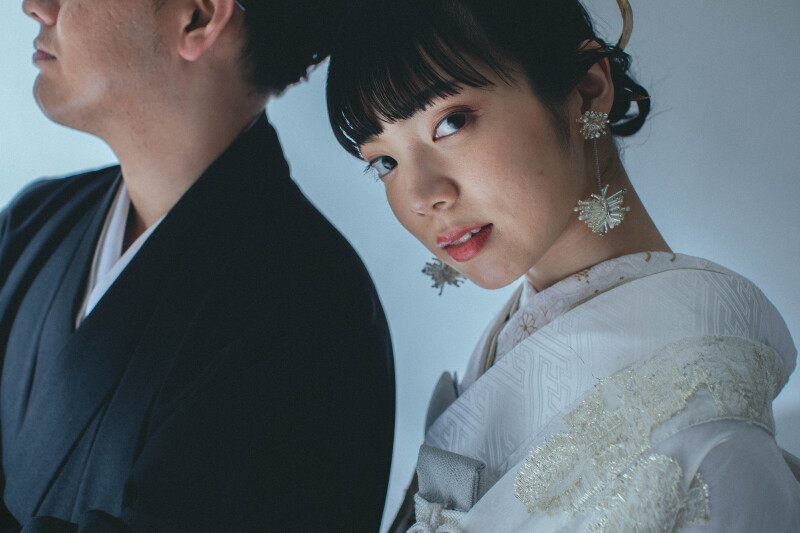 アクセントのイヤリングも素敵