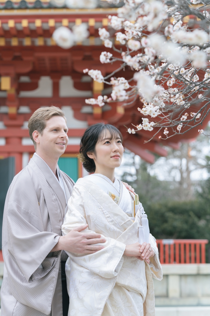 お二人で梅を見上げて