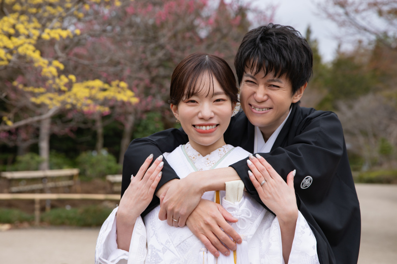 優しくバックハグ