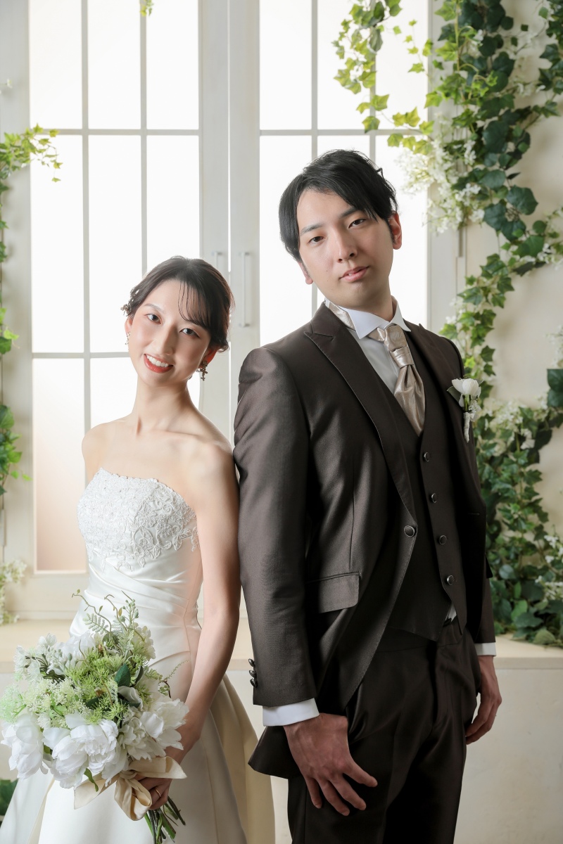 視線で語り合う、スタイリッシュな一枚