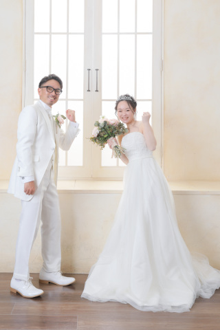 オシャレな洋装スタジオで記念撮影。