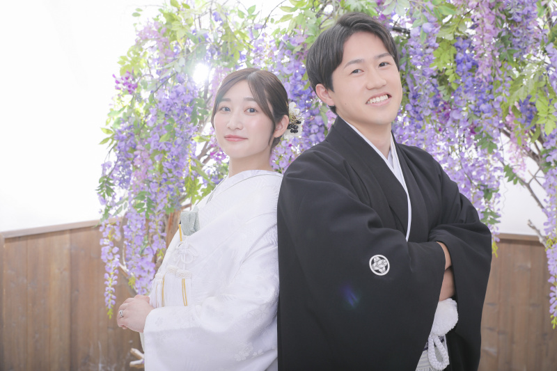背中合わせ。