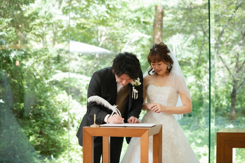 結婚証明書を書いたり…