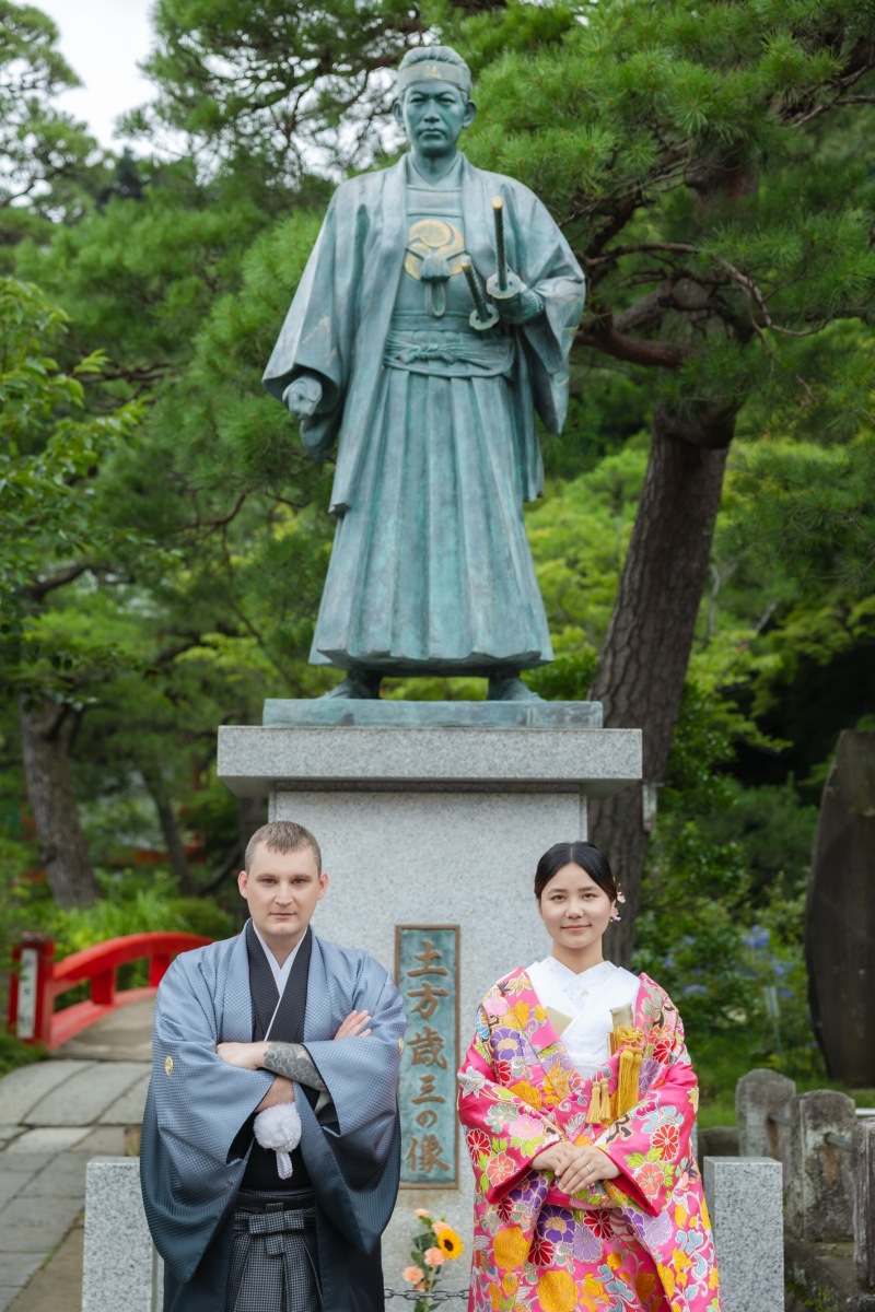 銅像の前で