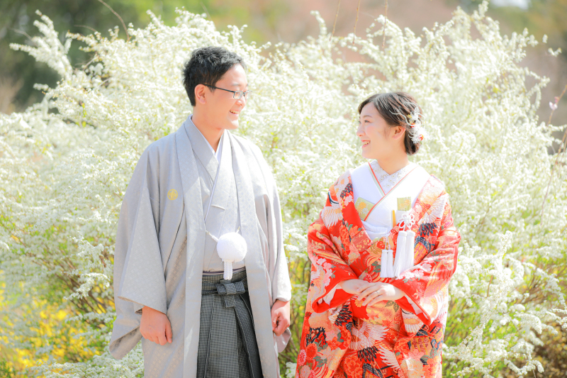 ユキヤナギの前で