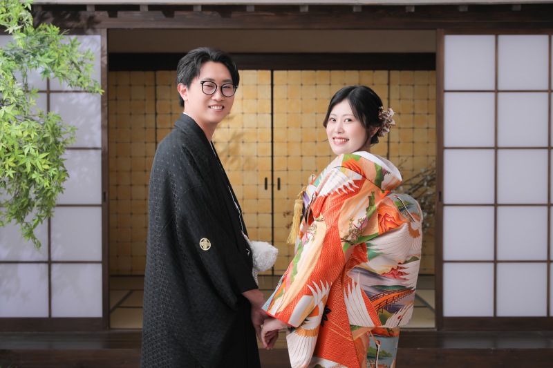 お手繋ぎで振り向き