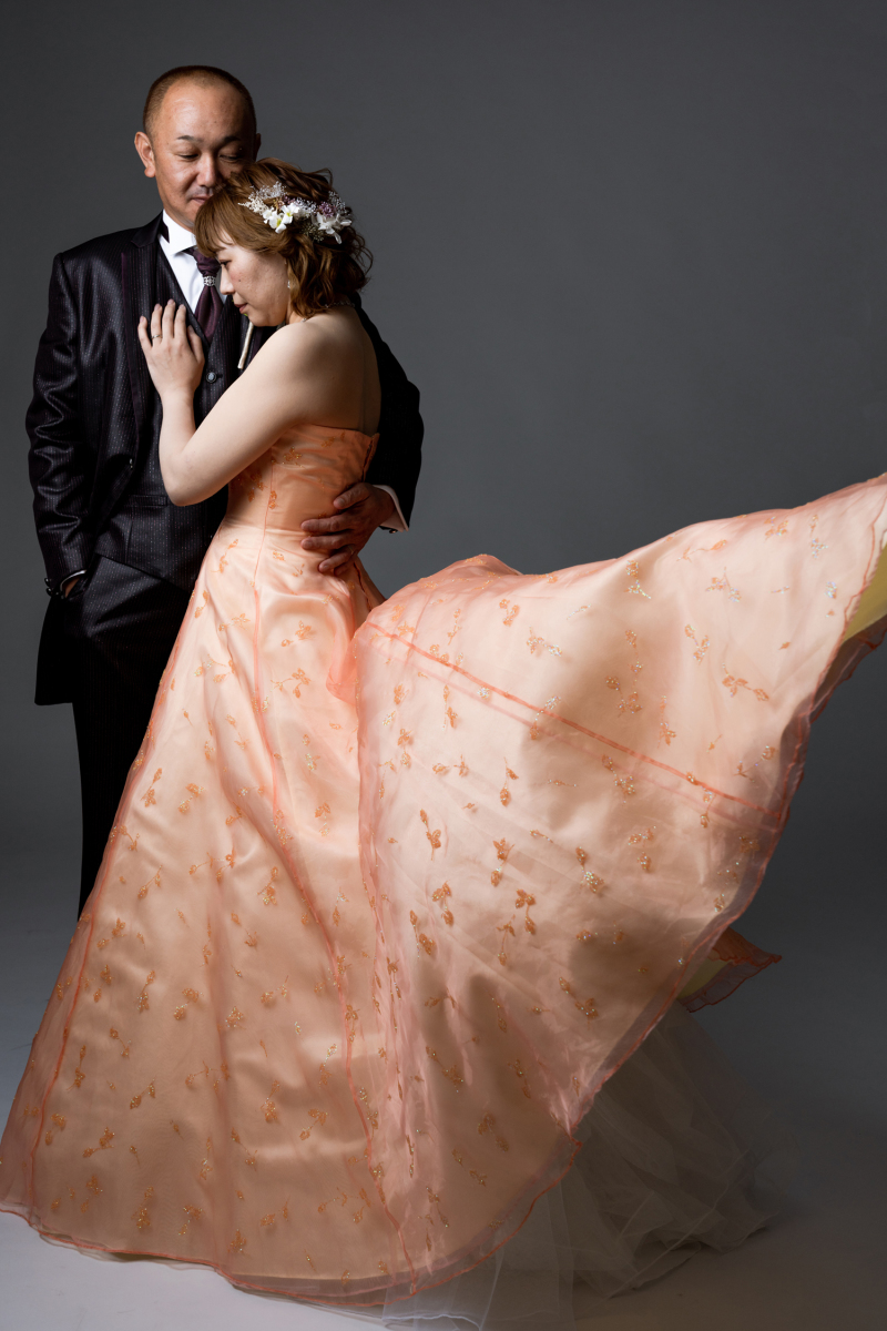 ドレスをなびかせて