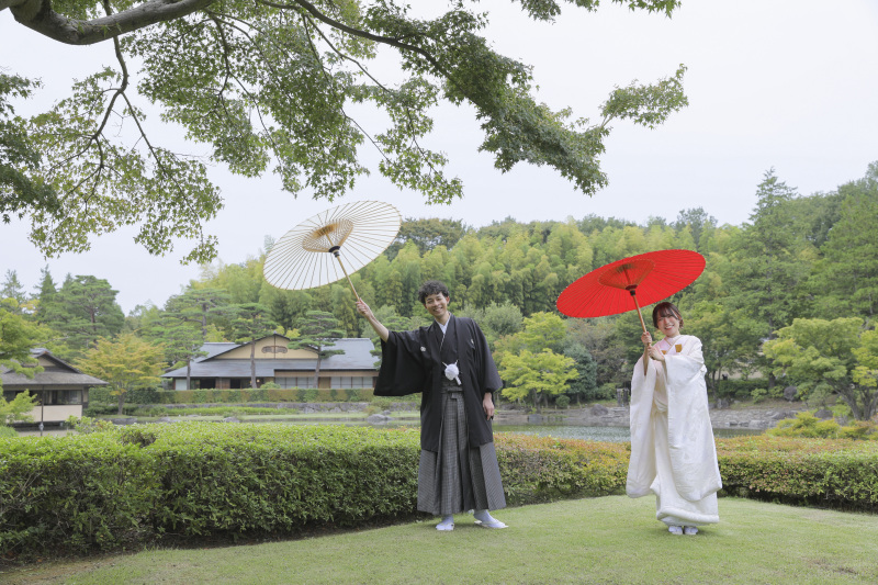 和傘を持って。