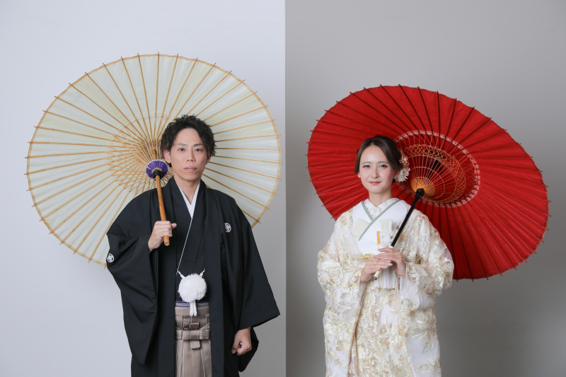 ツートーンの壁と和傘で