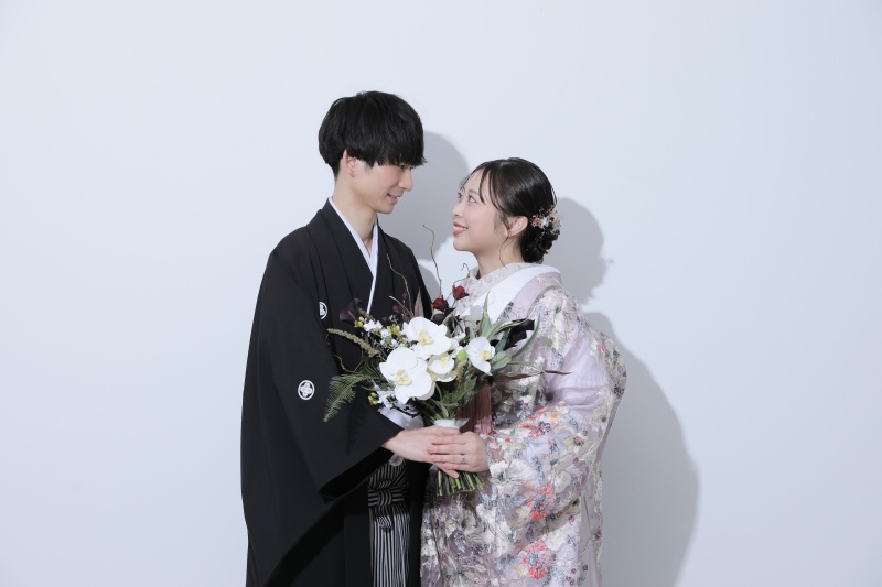 胡蝶蘭が引き立てるモダン和装