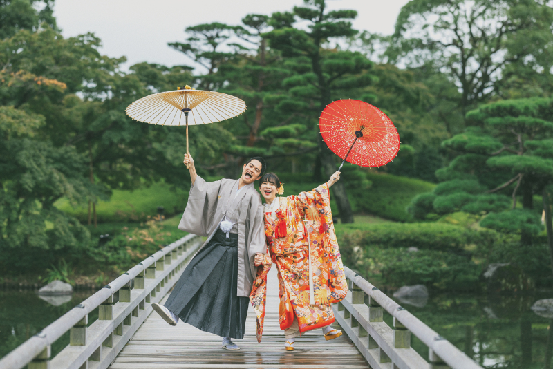 傘で楽しそうに