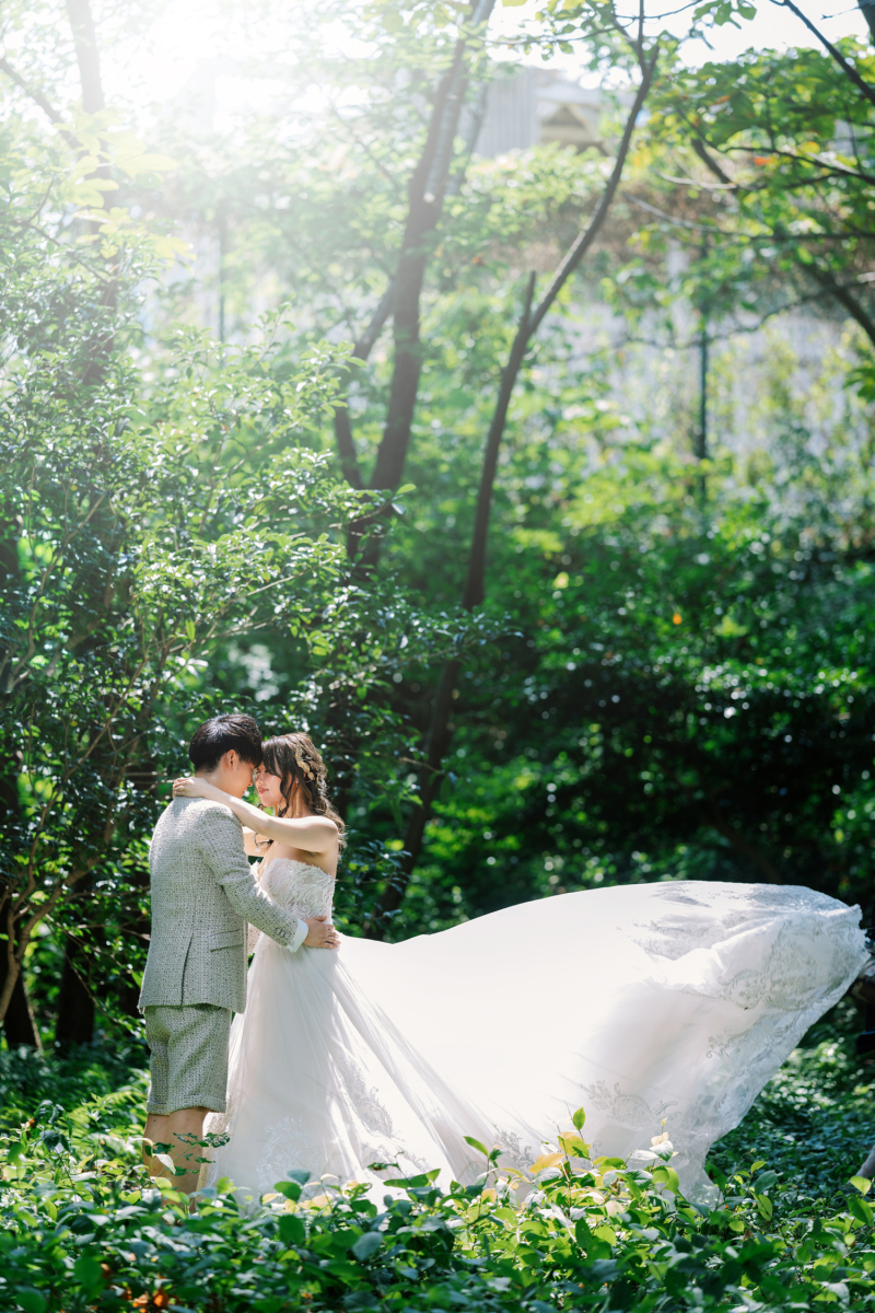 ドレスをなびかせて