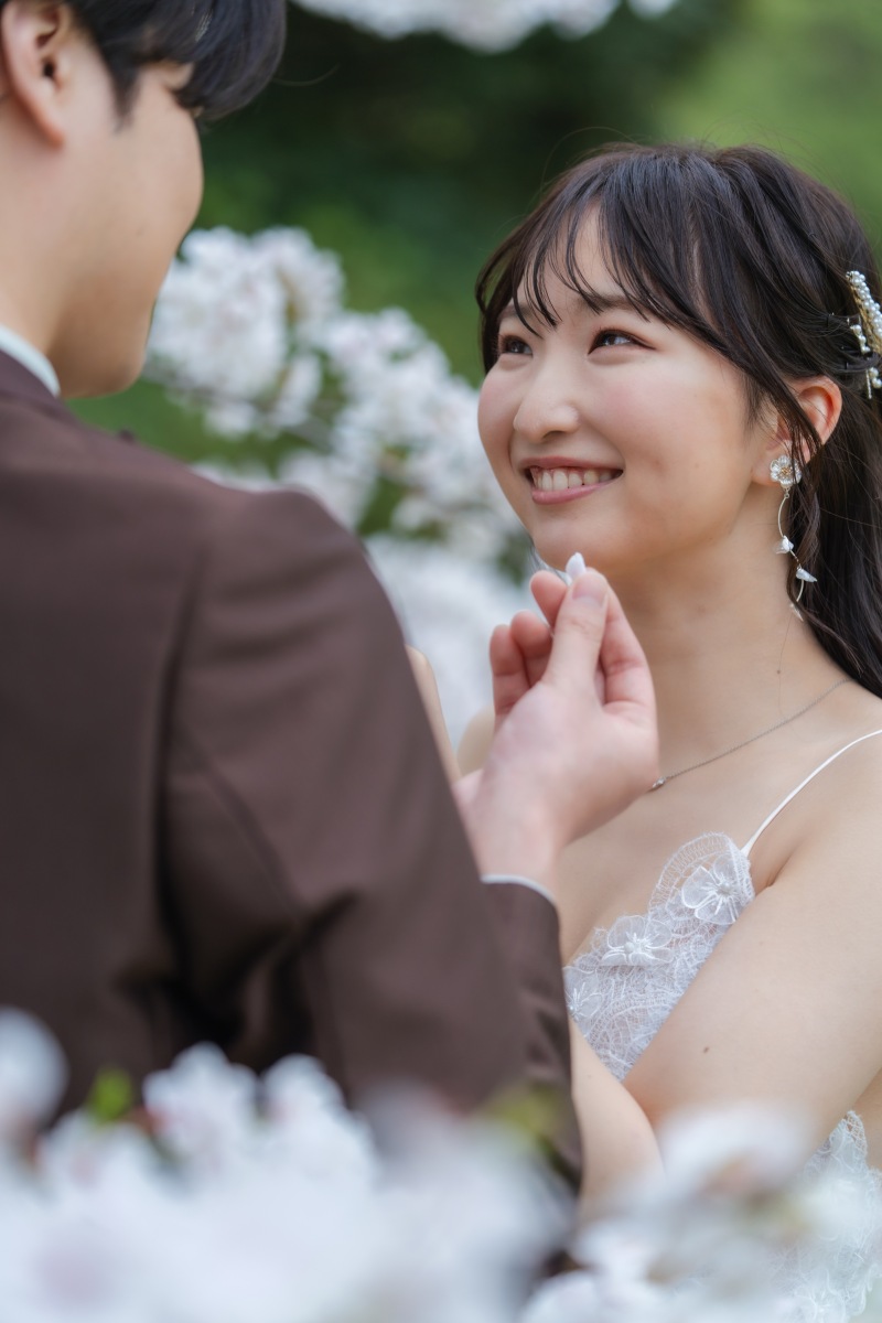 桜の花びらが新婦様の頭に・・・