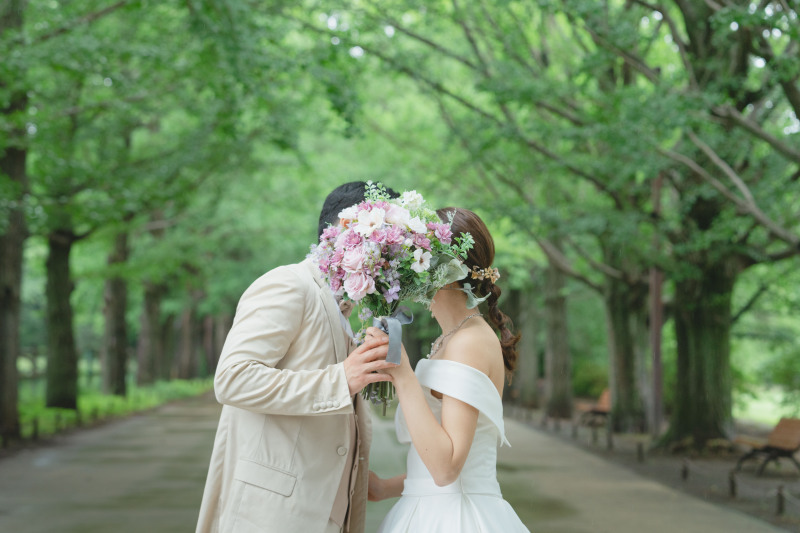 ブーケでお顔を隠して