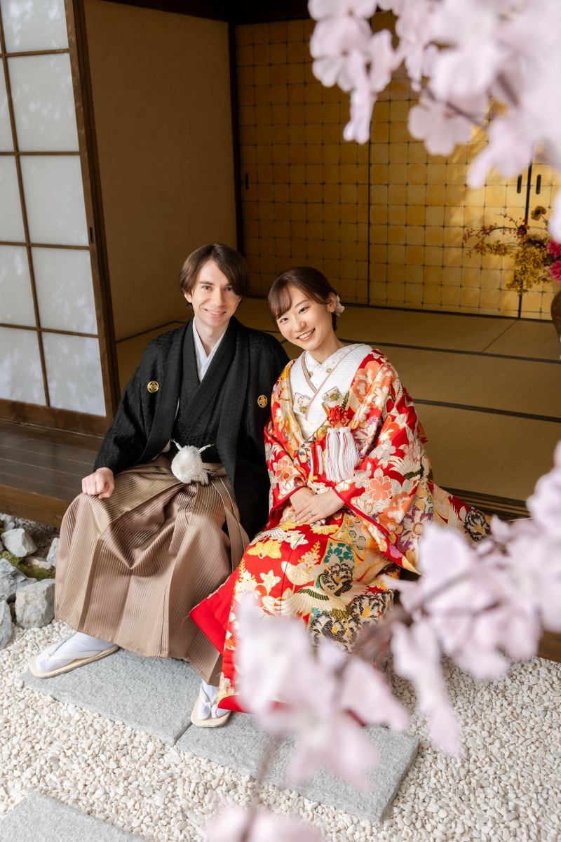 桜越しに微笑むお二人