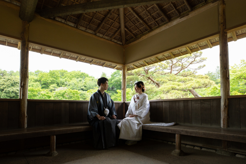 茅葺き屋根のしたで