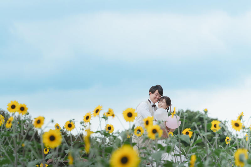 青空とひまわりと幸せの2人。
