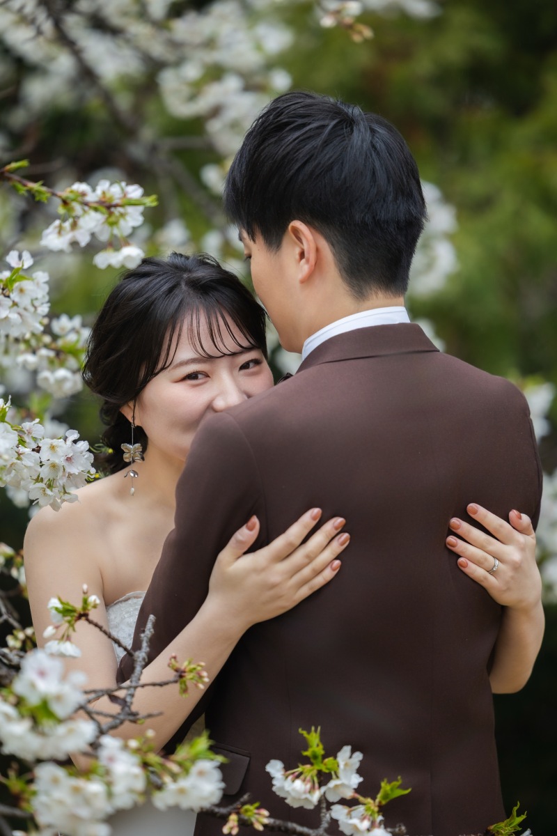 桜のヴェールに包まれて永遠の愛を誓う