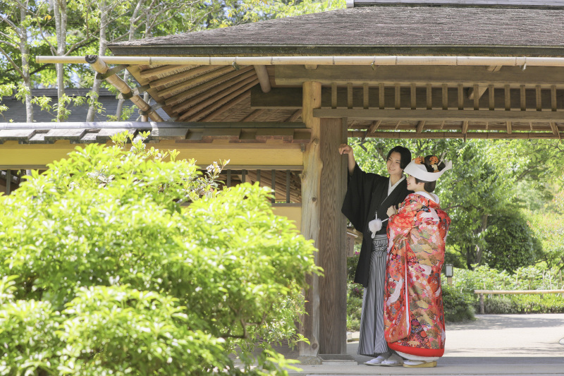 門の入り口で。