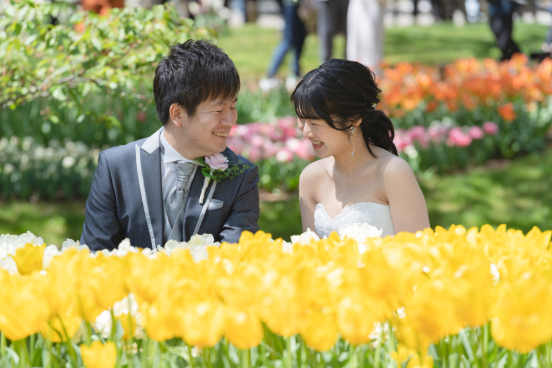 チューリップとお二人の笑顔