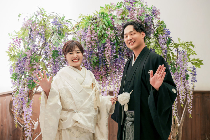 藤の花の前で