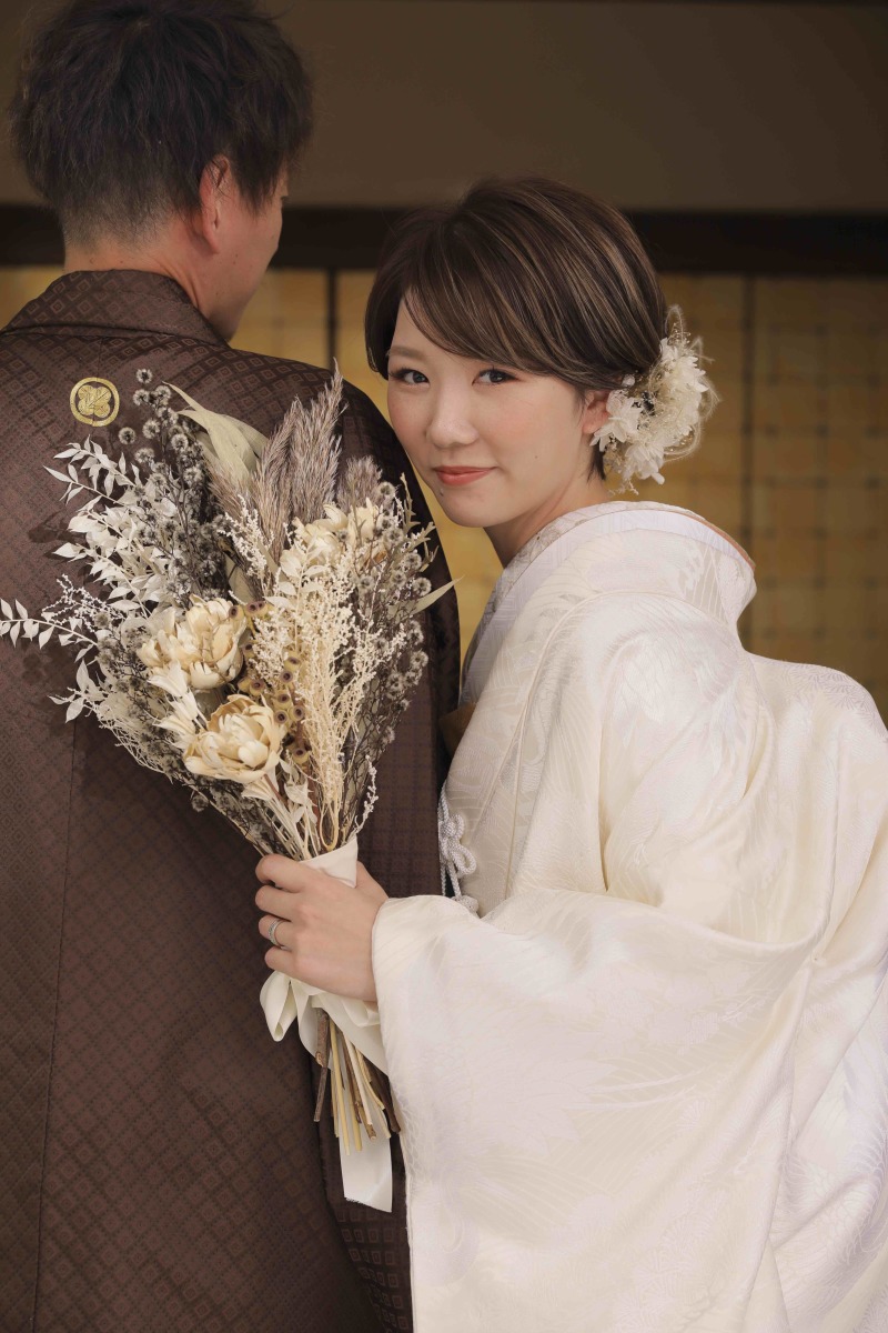 ご新郎様の腕に寄り添いショット