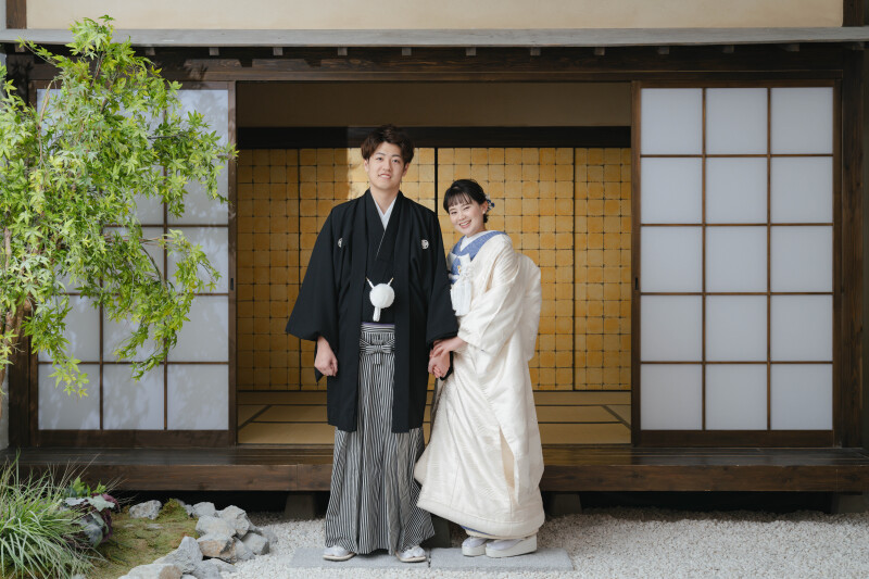 お茶室を背景に