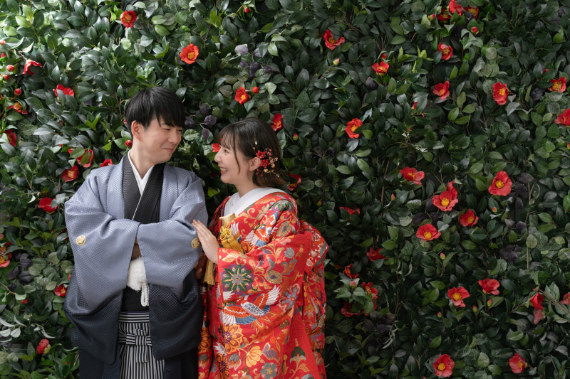 椿の前でしっとり可愛く