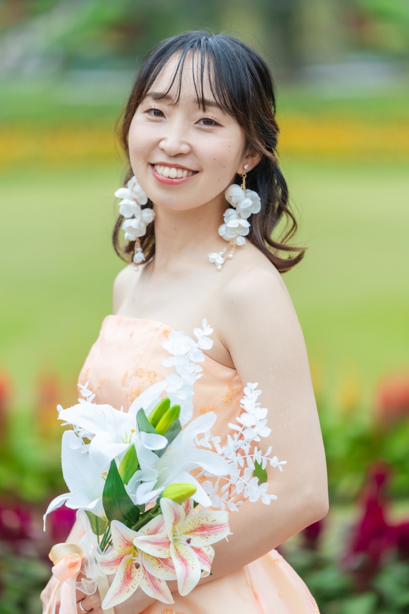 大ぶりのアクセサリーがワンポイント