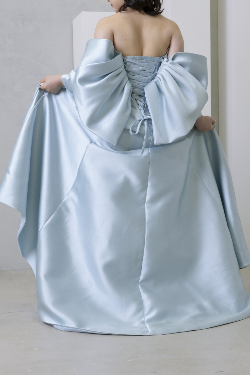 ドレスの後ろ姿。