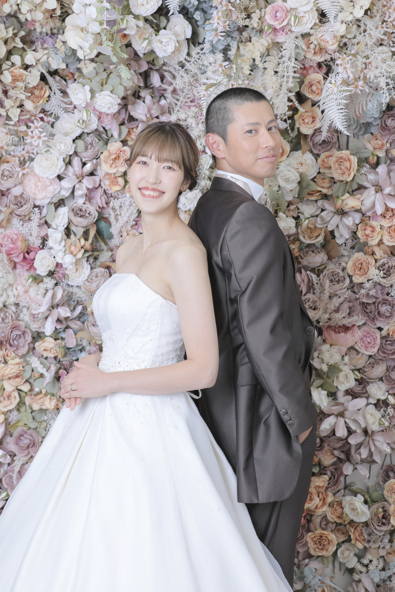 背中合わせ。