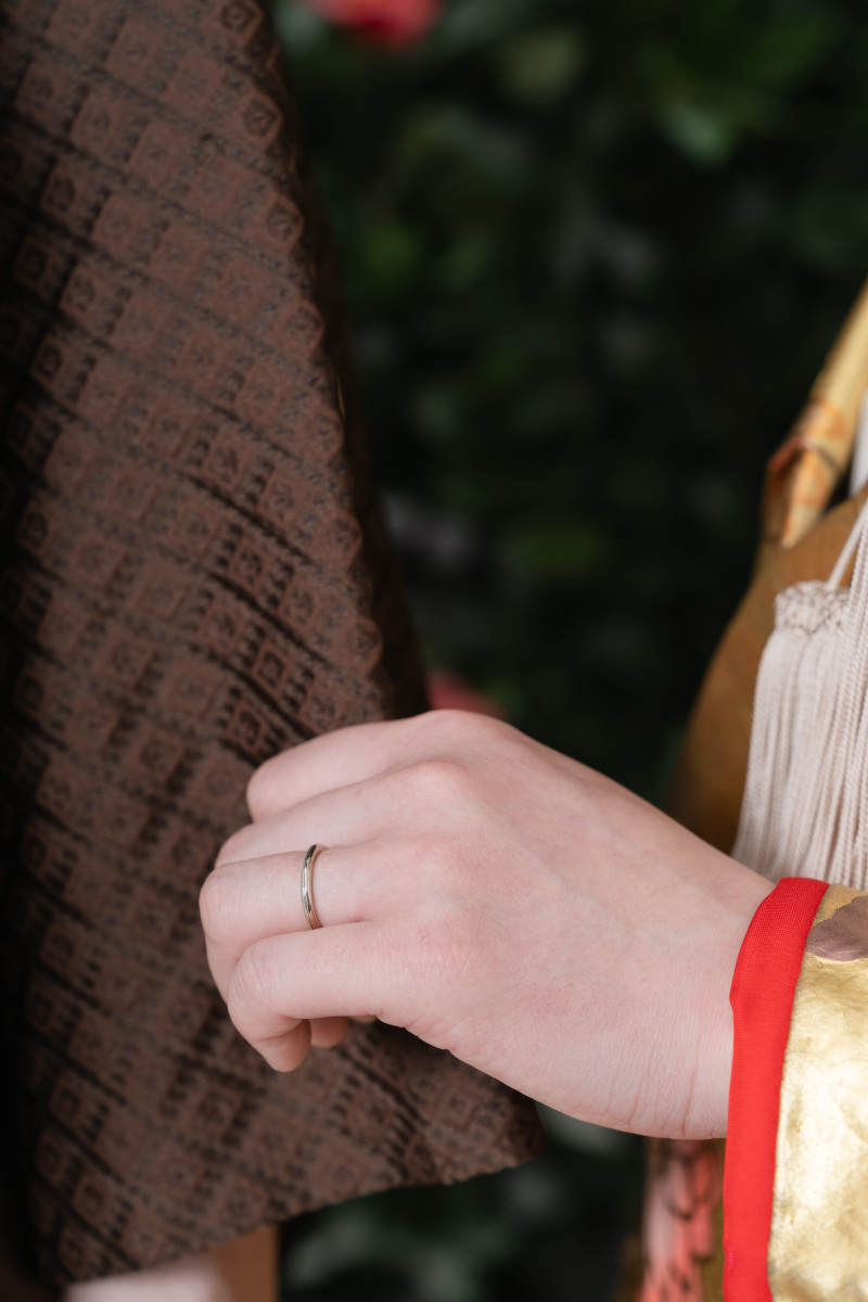 指輪が見えるように