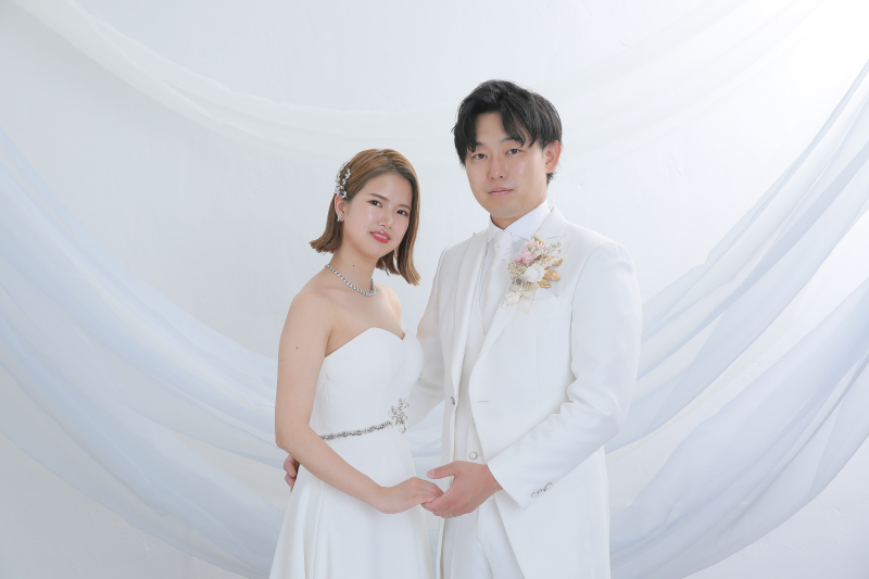 手を取り合って