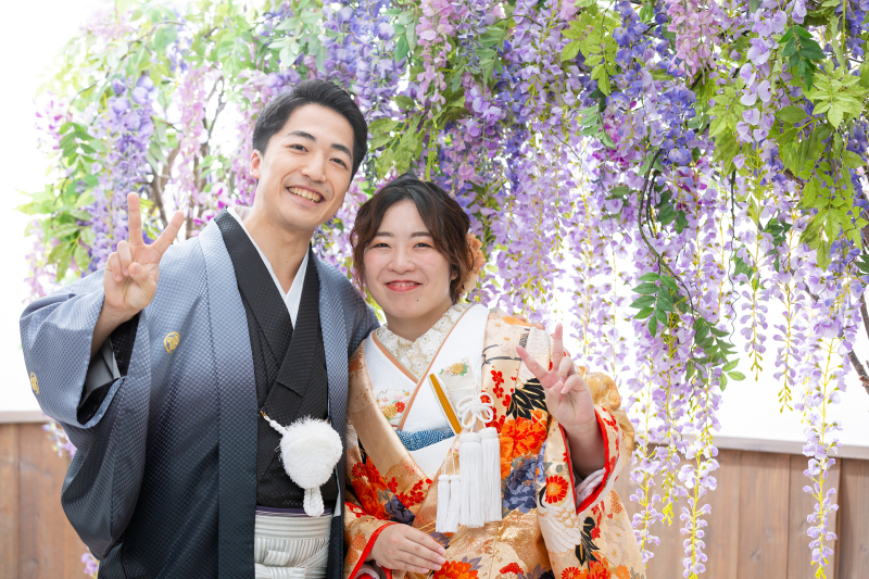 藤の花の前でピース♪