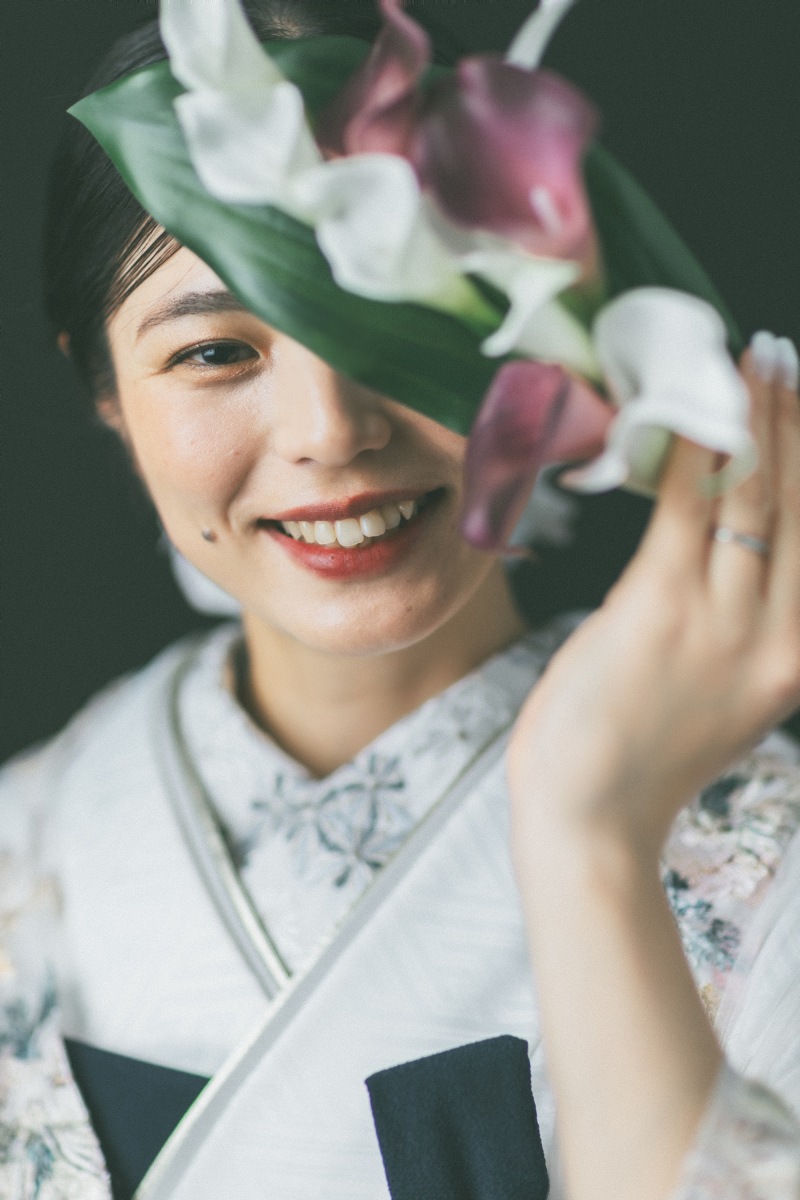 黒背景で目を引く和装のお写真を4