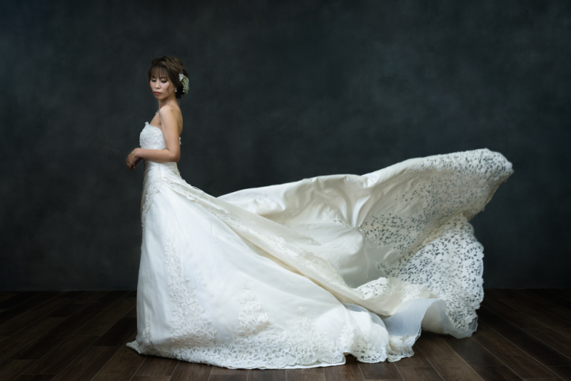 ドレスをなびかせて