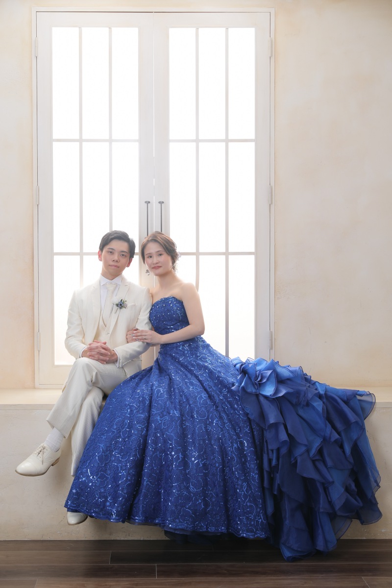 窓の前で腰掛けて