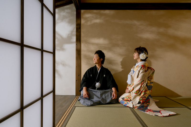 夕日をみている2人