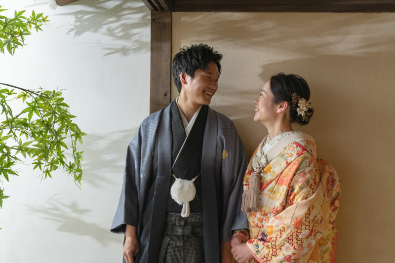 木の影に入って