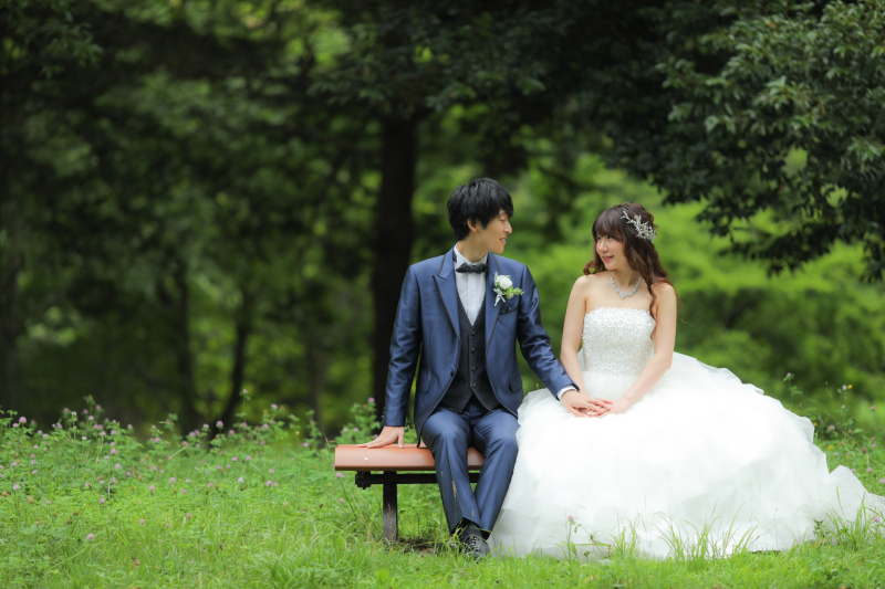 ベンチに座って