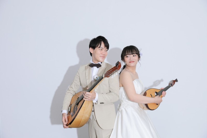 背中合わせで演奏