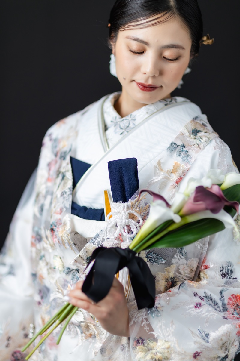 黒背景で目を引く和装のお写真を1